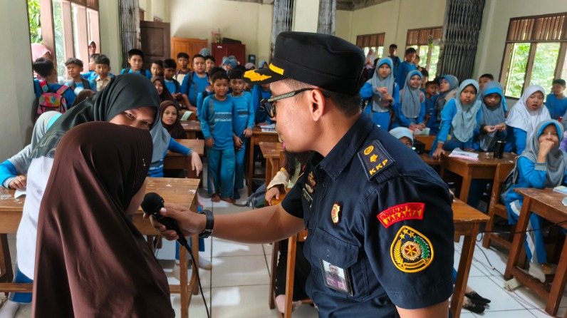 Pengawas Perikanan Mengedukasi Pentingya Perlindungan Penyu bagi Peserta Didik SD di Palabuhanratu